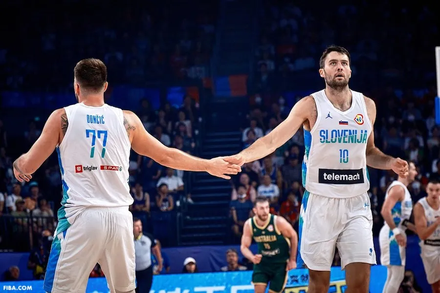 Luka Doncic et Mike Tobey 