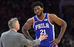 Joel Embiid et JJ Redick en soutien de Brett Brown