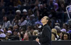 Les Dallas Wings se séparent déjà de leur entraîneur, Chris Koclanes