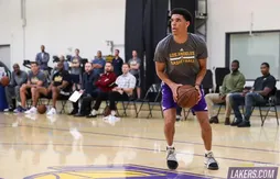 Lonzo Ball joue avec les chaussures de James Harden