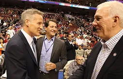 Gregg Popovich compatit avec son ancien assistant, Brett Brown