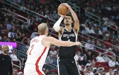 Maladroit, Victor Wembanyama va continuer de shooter à 3-pts