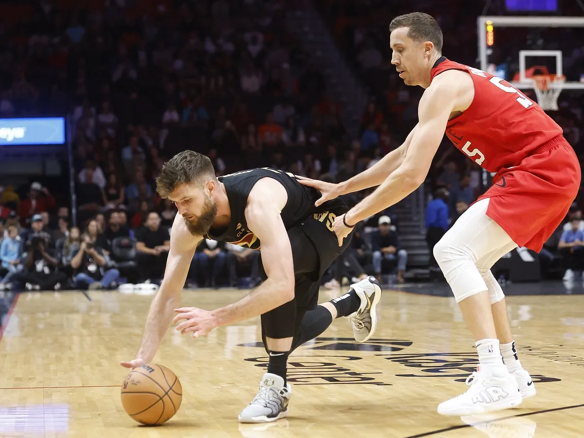 Dean Wade (Cavaliers) contre le Heat