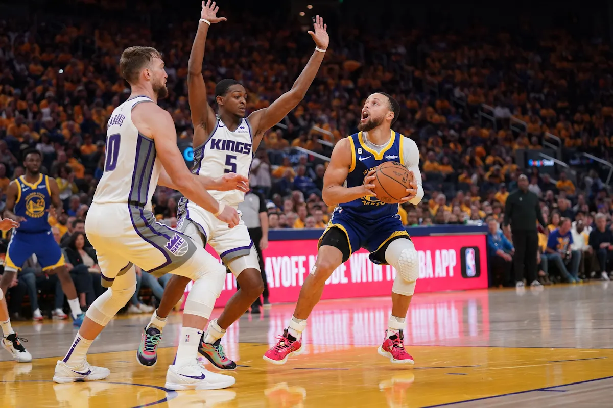 Stephen Curry pris à deux par les Kings