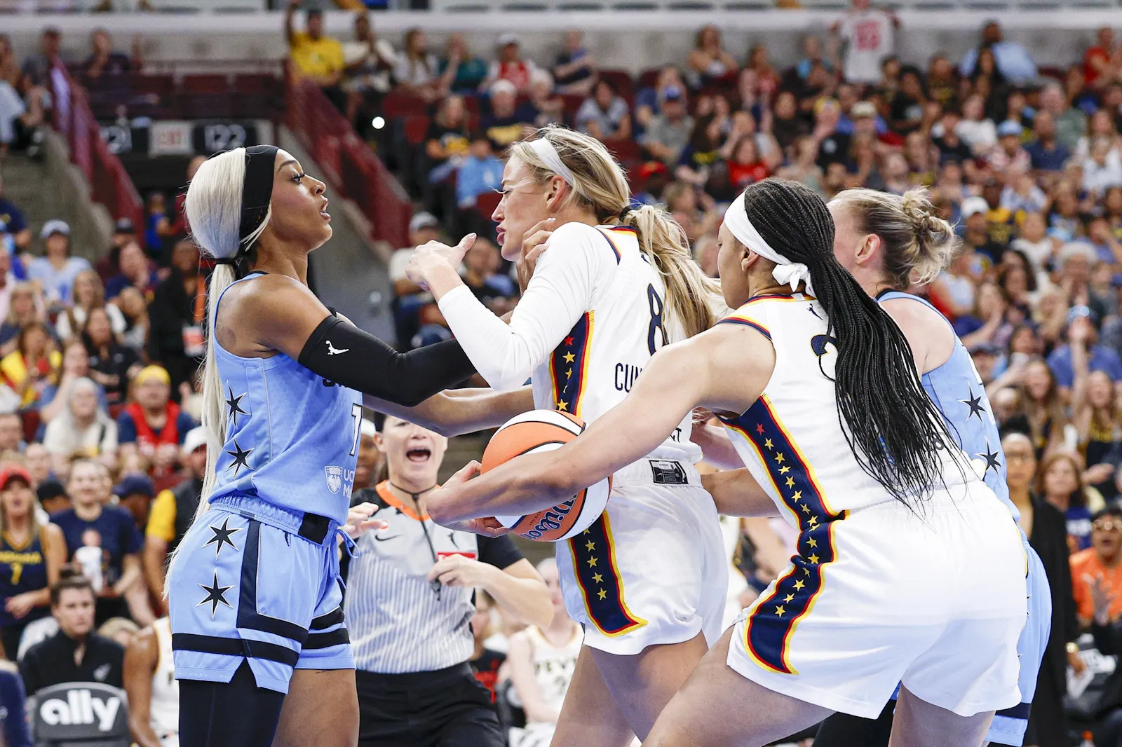 Sophie Cunningham et DiJonai Carrington. 