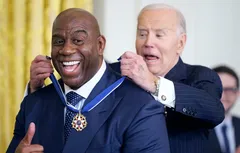 Magic Johnson reçoit la plus haute décoration civile des États-Unis