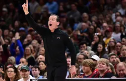 Kenny Atkinson motive les Cavaliers en balançant une bouteille d’eau sur une télévision…
