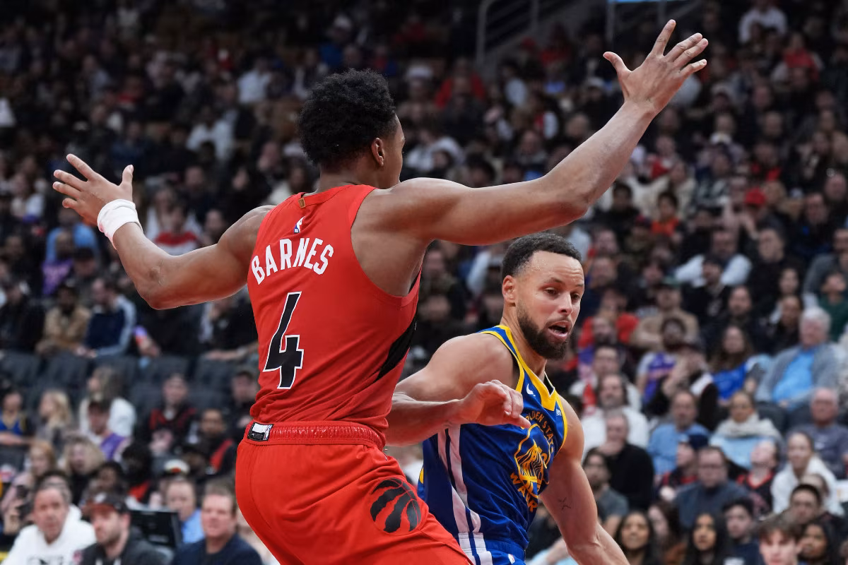 Stephen Curry face à Scottie Barnes