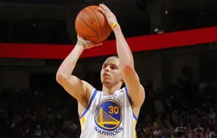 Stephen Curry, le plus rapide à inscrire 100 tirs à 3-points en playoffs