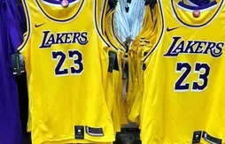 Des fans protestent devant le Staples Center contre la direction des Lakers