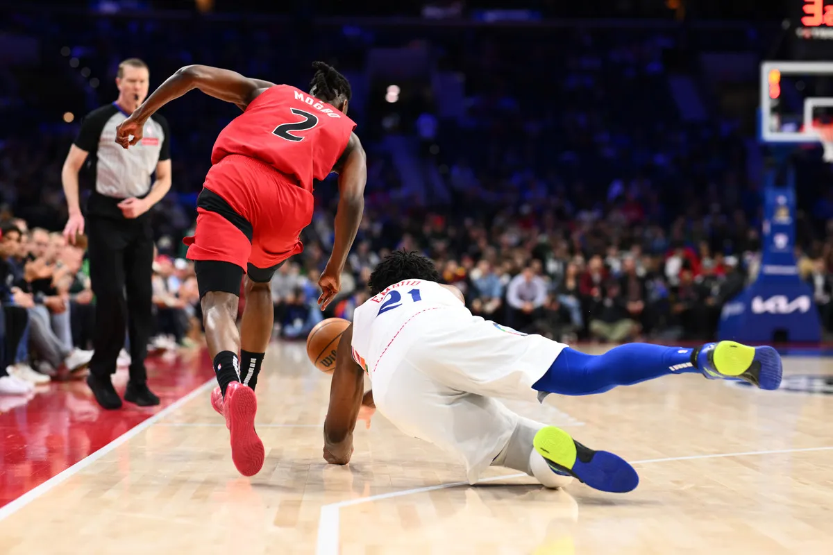 Joel Embiid et les Sixers face aux Raptors
