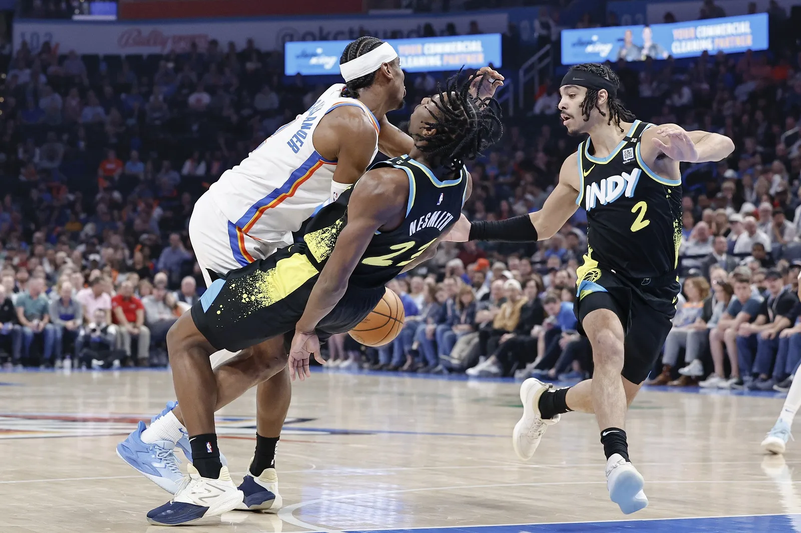 La défense d'Aaron Nesmith et Andrew Nembhard (Pacers) sur Shai Gilgeous-Alexander (Thunder)