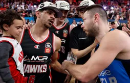 MVP des Finals mais battu, Matthew Dellavedova donne son trophée à Will Hickey