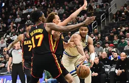 Les Hawks frappent un grand coup à Milwaukee
