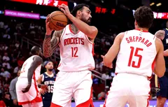 Steven Adams en impose déjà dans la raquette des Rockets