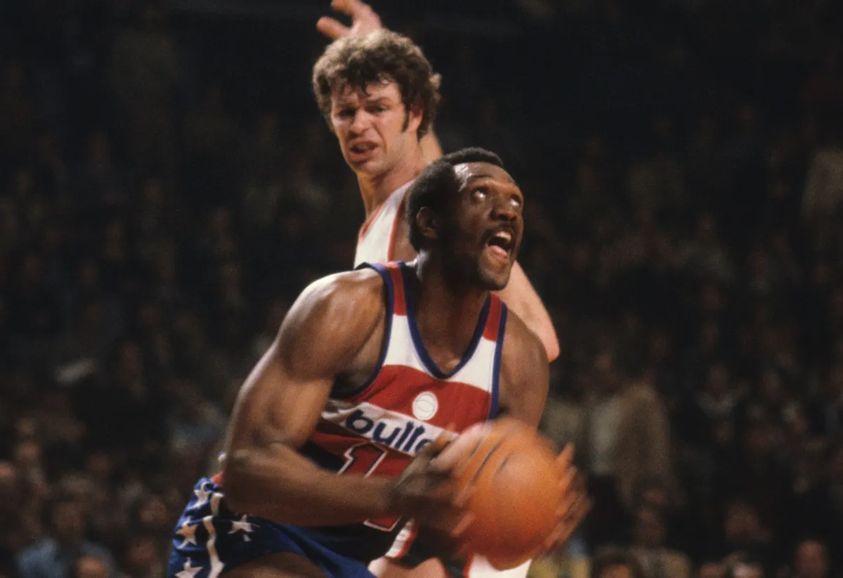 Le 23 juin 1972, les Rockets envoient Elvin Hayes aux Bullets