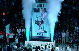 La bannière de champion WNBA au plafond du New York Liberty