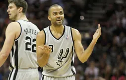 San Antonio donne la fessée pour commencer