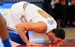 Enes Kanter fête son retour au jeu en embrassant le logo des Knicks sur le terrain
