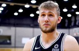 Jock Landale accompagne Dejounte Murray aux Hawks