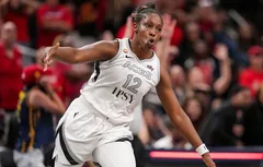 Chelsea Gray signe deux paniers au buzzer historiques