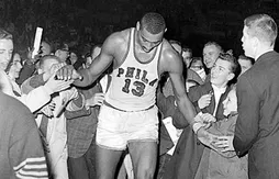 Un maillot de Wilt Chamberlain atteint deux millions de dollars aux enchères… avant d’être retiré