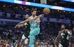 Vasilije Micic reste avec les Hornets