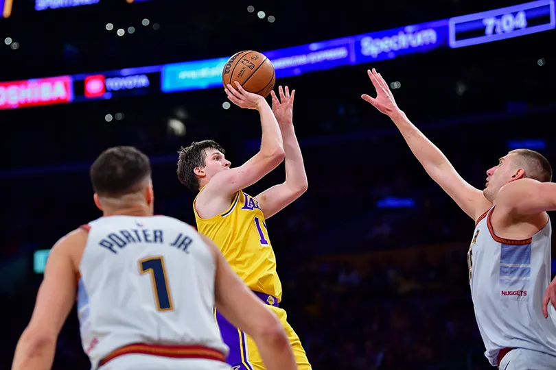 Austin Reaves shoote face aux Denver Nuggets