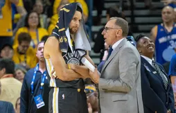 Ron Adams reçoit un trophée pour saluer sa carrière comme assistant