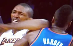 Le coup de coude idiot de Metta World Peace sur James Harden