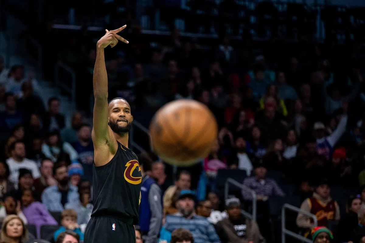 Evan Mobley avec les Cavaliers contre les Hornets