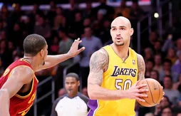 Robert Sacre prolongé par les Lakers