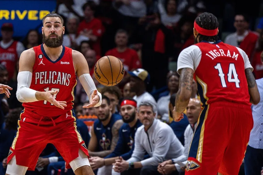 Jonas Valanciunas et Brandon Ingram des Pelicans.