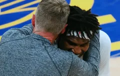 Steve Kerr rend hommage à « la classe » de Kevon Looney