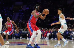 Un Joel Embiid masqué et les Sixers dominent encore les Hornets