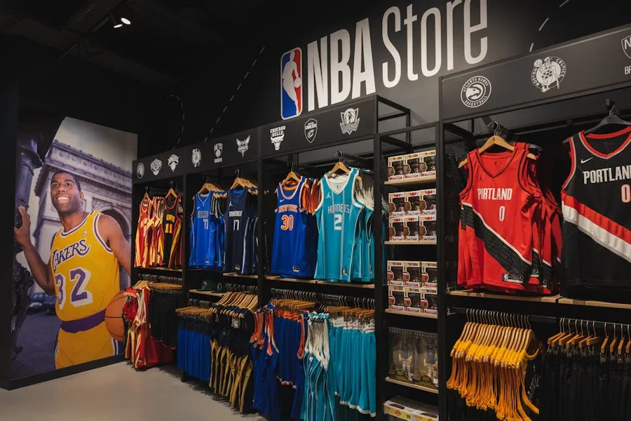 LA NBA ET FANATICS OUVRENT LE PREMIER NBA STORE À PARIS