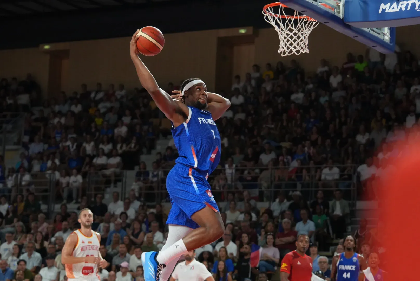 Guerschon Yabusele au dunk lors de France Monténégro
