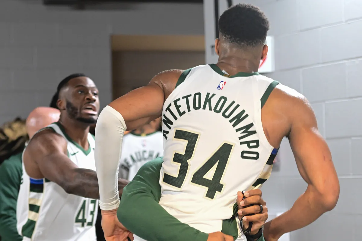 Giannis Antetokounmpo dans le vestiaire