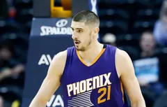 La NBA suspend Alex Len