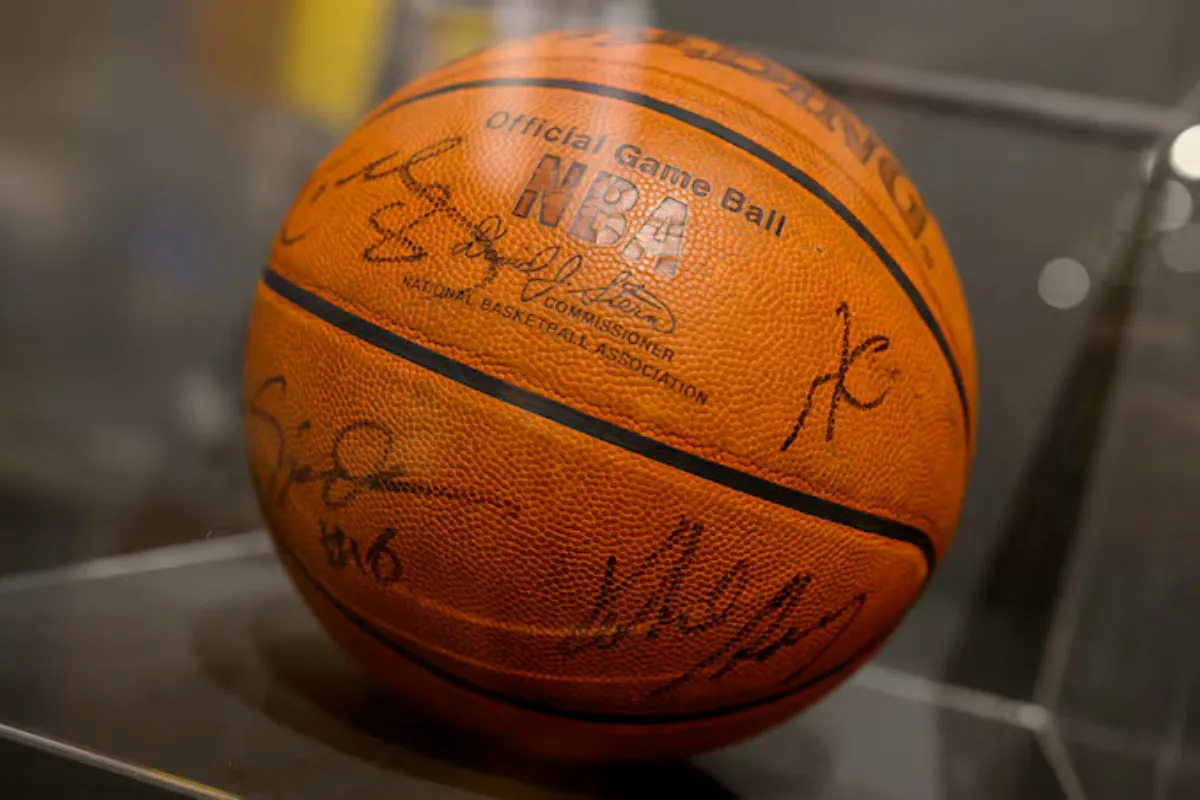 Le ballon du duo Kobe/Shaq vendu aux enchères