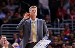 Frustré, Steve Kerr se coupe en cassant sa plaquette