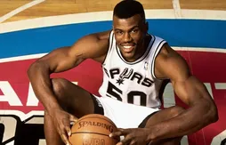 Le 4 novembre 1989, David Robinson quitte la Navy pour débarquer en NBA