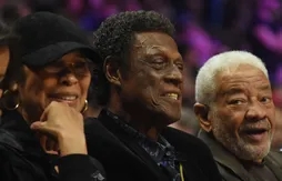 Une statue pour Elgin Baylor à l’extérieur du Staples Center