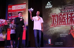 Peak : Tony Parker présente son nouveau modèle pour la saison prochaine