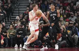 Jakob Poeltl a donné le tournis à la défense du Magic