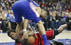 Ben Simmons à l’amende pour son coup de coude sur Kyle Lowry