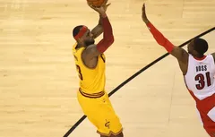 LeBron James égale le record de trois points des Cavaliers