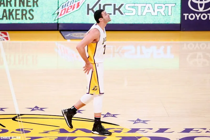 Le dunkeur fou des Lakers souffre du genou