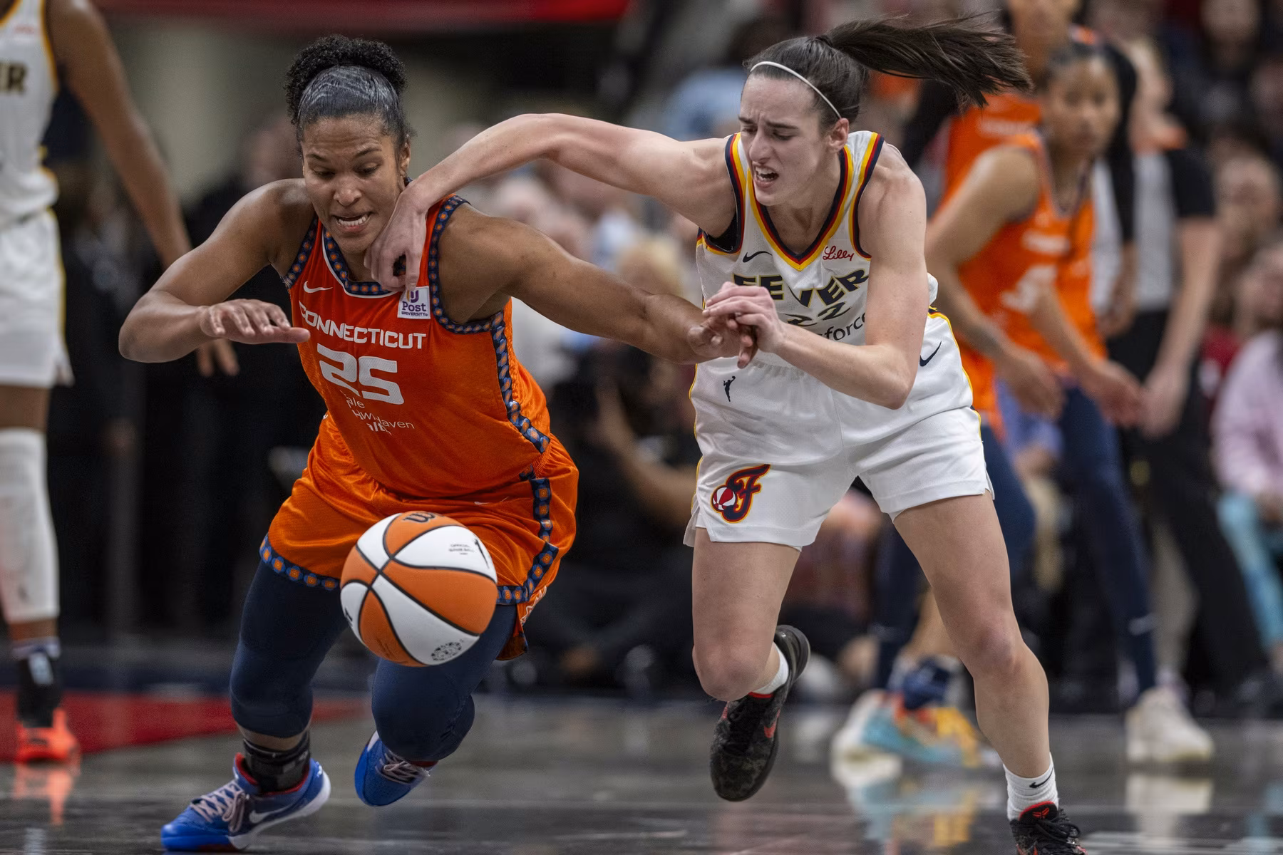 Caitlin Clark et Alyssa Thomas