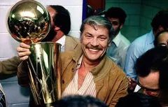 Dans une saison à oublier, les Lakers se consolent avec un hommage à Jerry Buss
